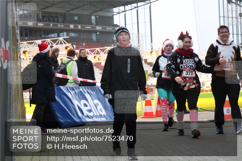 08.12.2024 - St. Pauli X-Mass-Run No. 14 H.Heesch http://msf.ph/oto/7523470 08.12.2024 10:44:42 Ziel 373, 383, 585, 603, 1711, 1712 meine-sportfotos.de