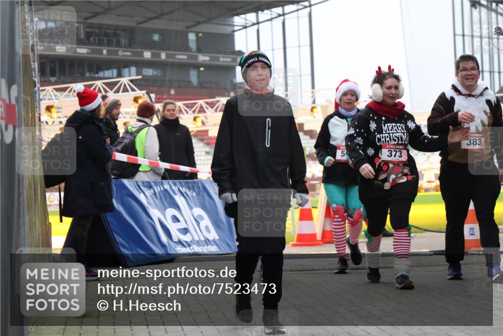08.12.2024 - St. Pauli X-Mass-Run No. 14 H.Heesch http://msf.ph/oto/7523473 08.12.2024 10:44:43 Ziel 373, 383, 585, 603, 1711, 1712 meine-sportfotos.de