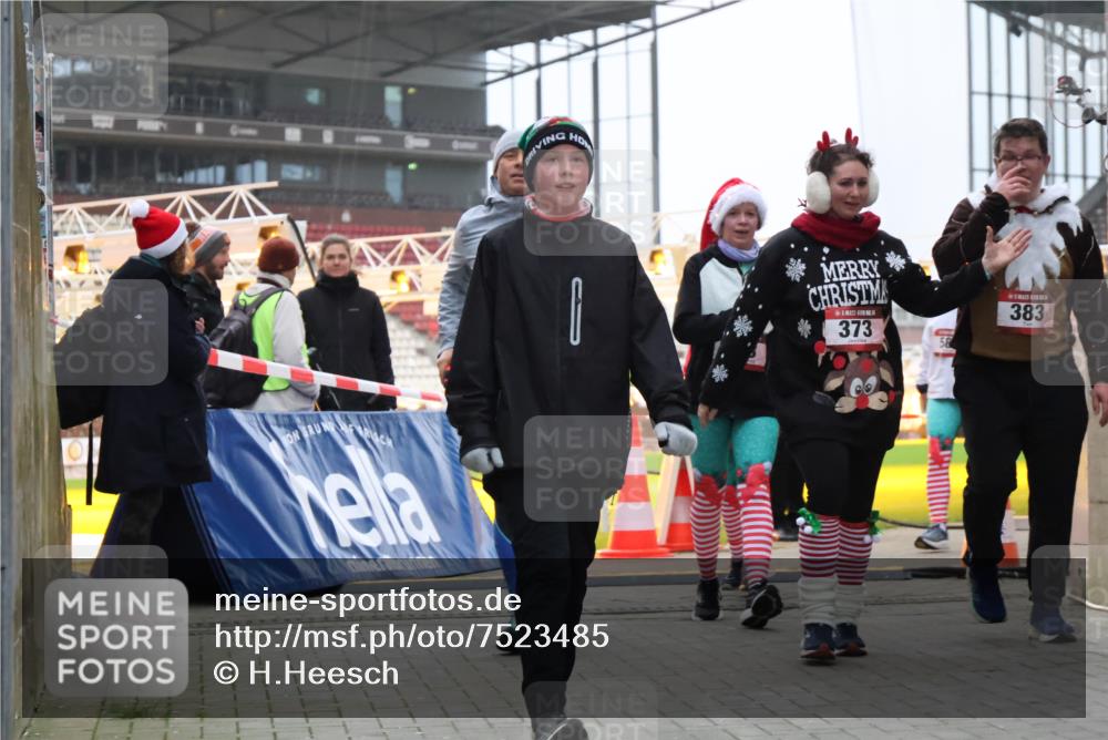 08.12.2024 - St. Pauli X-Mass-Run No. 14 H.Heesch http://msf.ph/oto/7523485 08.12.2024 10:44:43 Ziel 373, 383, 585, 603, 1711, 1712 meine-sportfotos.de
