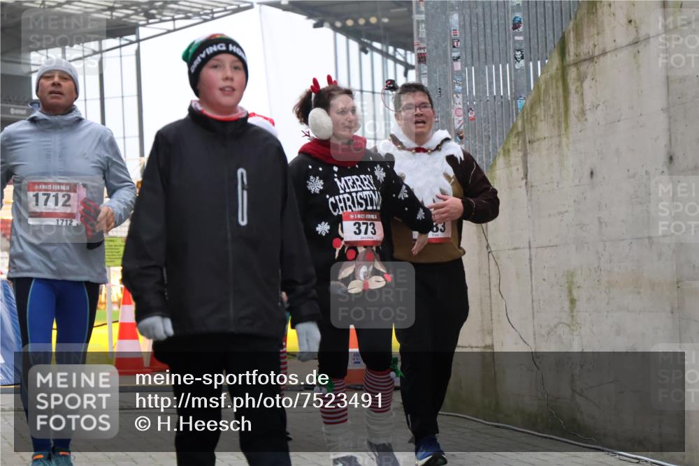08.12.2024 - St. Pauli X-Mass-Run No. 14 H.Heesch http://msf.ph/oto/7523491 08.12.2024 10:44:44 Ziel 373, 383, 585, 603, 1711, 1712 meine-sportfotos.de