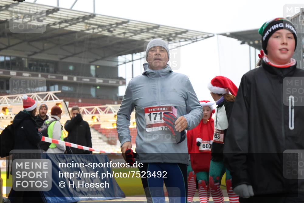 08.12.2024 - St. Pauli X-Mass-Run No. 14 H.Heesch http://msf.ph/oto/7523492 08.12.2024 10:44:45 Ziel 373, 383, 585, 603, 1711, 1712 meine-sportfotos.de
