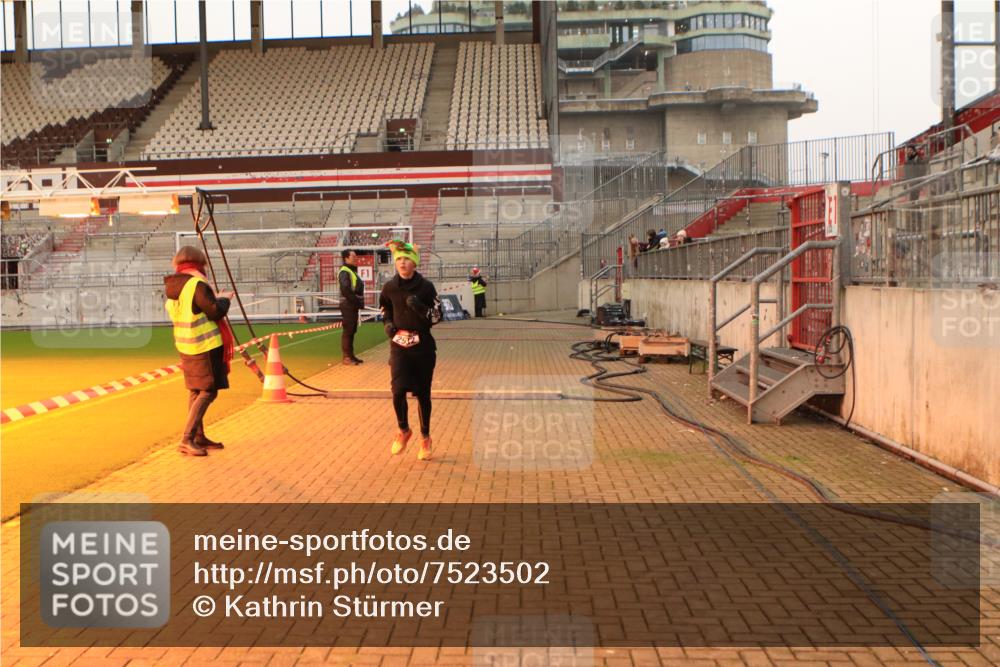 08.12.2024 - St. Pauli X-Mass-Run No. 14 Kathrin Stürmer Photography http://msf.ph/oto/7523502 08.12.2024 09:59:34 Ziel 100, 190, 2478, 2480, 2932, 3156, 3157 meine-sportfotos.de