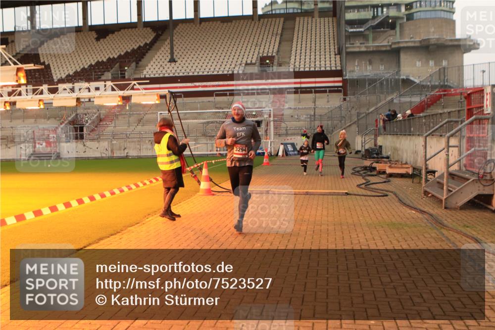 08.12.2024 - St. Pauli X-Mass-Run No. 14 Kathrin Stürmer Photography http://msf.ph/oto/7523527 08.12.2024 09:59:43 Ziel 100, 123, 2739, 2932, 2958, 3294 meine-sportfotos.de