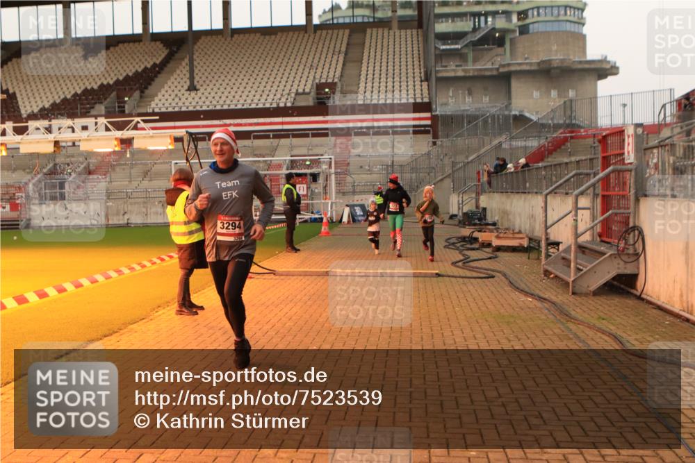 08.12.2024 - St. Pauli X-Mass-Run No. 14 Kathrin Stürmer Photography http://msf.ph/oto/7523539 08.12.2024 09:59:44 Ziel 100, 123, 2739, 2932, 2958, 3294 meine-sportfotos.de