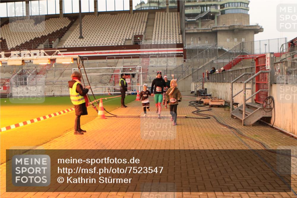08.12.2024 - St. Pauli X-Mass-Run No. 14 Kathrin Stürmer Photography http://msf.ph/oto/7523547 08.12.2024 09:59:45 Ziel 123, 2739, 2932, 2958, 3294 meine-sportfotos.de