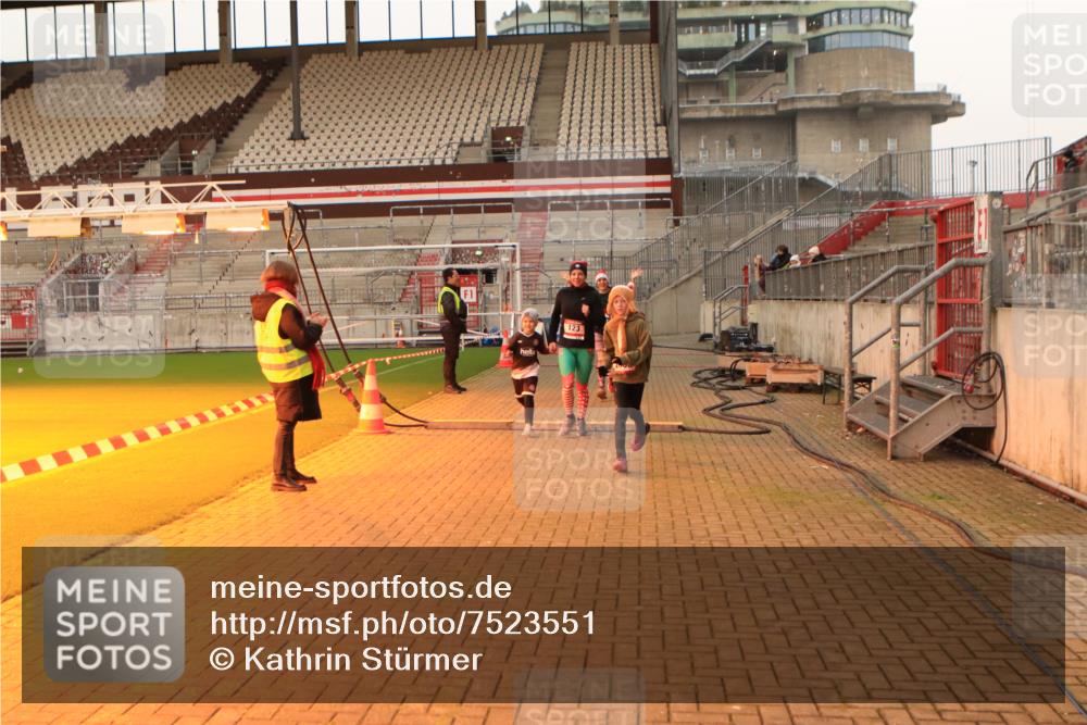 08.12.2024 - St. Pauli X-Mass-Run No. 14 Kathrin Stürmer Photography http://msf.ph/oto/7523551 08.12.2024 09:59:45 Ziel 123, 2739, 2932, 2958, 3294 meine-sportfotos.de
