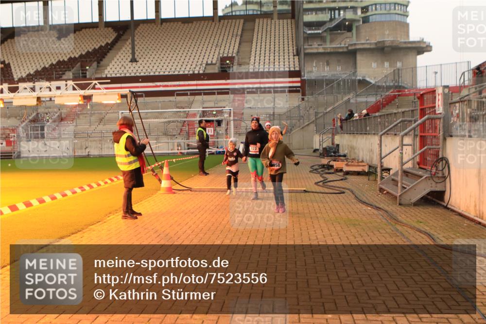 08.12.2024 - St. Pauli X-Mass-Run No. 14 Kathrin Stürmer Photography http://msf.ph/oto/7523556 08.12.2024 09:59:46 Ziel 123, 2739, 2932, 2958, 3294 meine-sportfotos.de