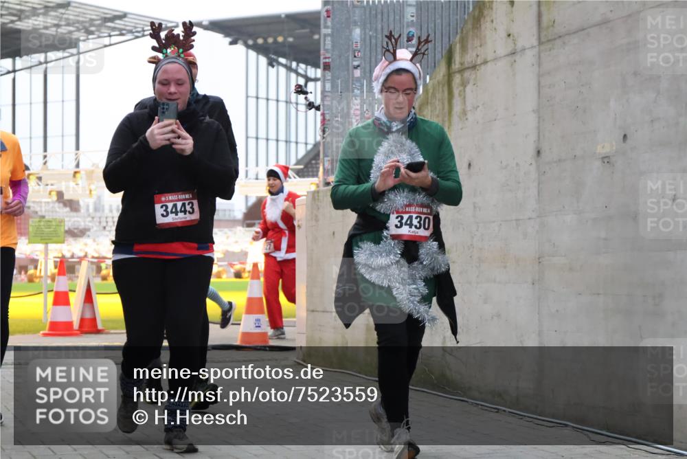 08.12.2024 - St. Pauli X-Mass-Run No. 14 H.Heesch http://msf.ph/oto/7523559 08.12.2024 10:45:08 Ziel 593, 1598, 3428, 3430, 3443 meine-sportfotos.de