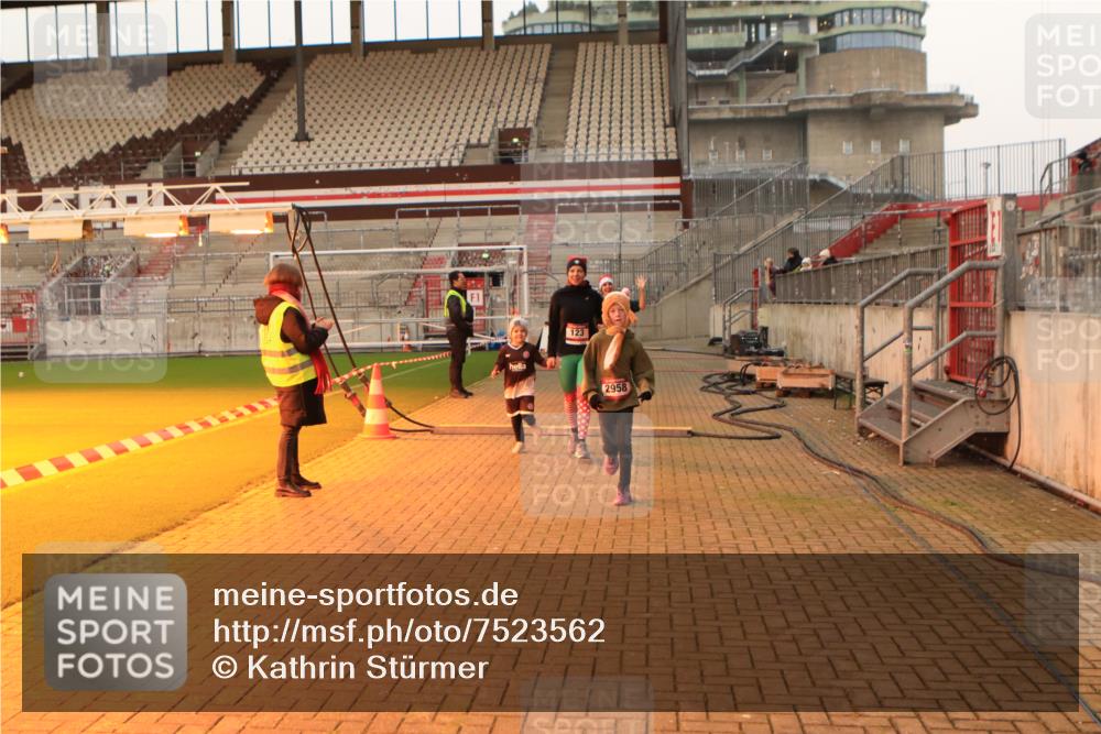 08.12.2024 - St. Pauli X-Mass-Run No. 14 Kathrin Stürmer Photography http://msf.ph/oto/7523562 08.12.2024 09:59:46 Ziel 123, 2739, 2932, 2958, 3294 meine-sportfotos.de