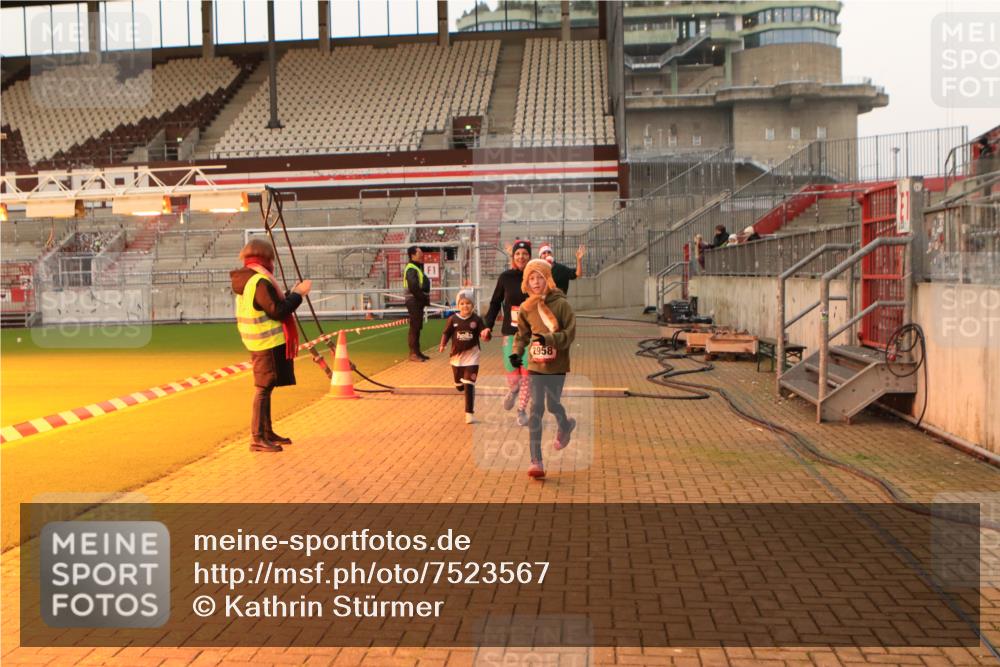 08.12.2024 - St. Pauli X-Mass-Run No. 14 Kathrin Stürmer Photography http://msf.ph/oto/7523567 08.12.2024 09:59:46 Ziel 123, 2739, 2932, 2958, 3294 meine-sportfotos.de
