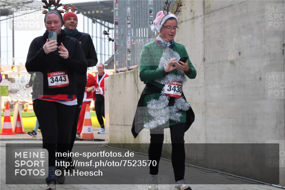08.12.2024 - St. Pauli X-Mass-Run No. 14 H.Heesch http://msf.ph/oto/7523570 08.12.2024 10:45:09 Ziel 1527, 1598, 3428, 3430, 3443 meine-sportfotos.de