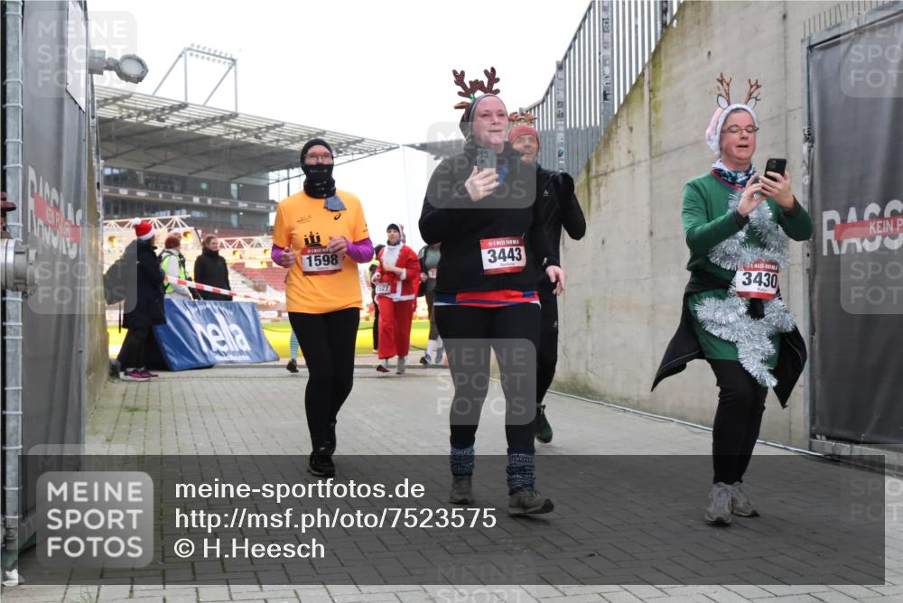 08.12.2024 - St. Pauli X-Mass-Run No. 14 H.Heesch http://msf.ph/oto/7523575 08.12.2024 10:45:10 Ziel 3443, 1527, 1598, 3428, 3430, 3443 meine-sportfotos.de