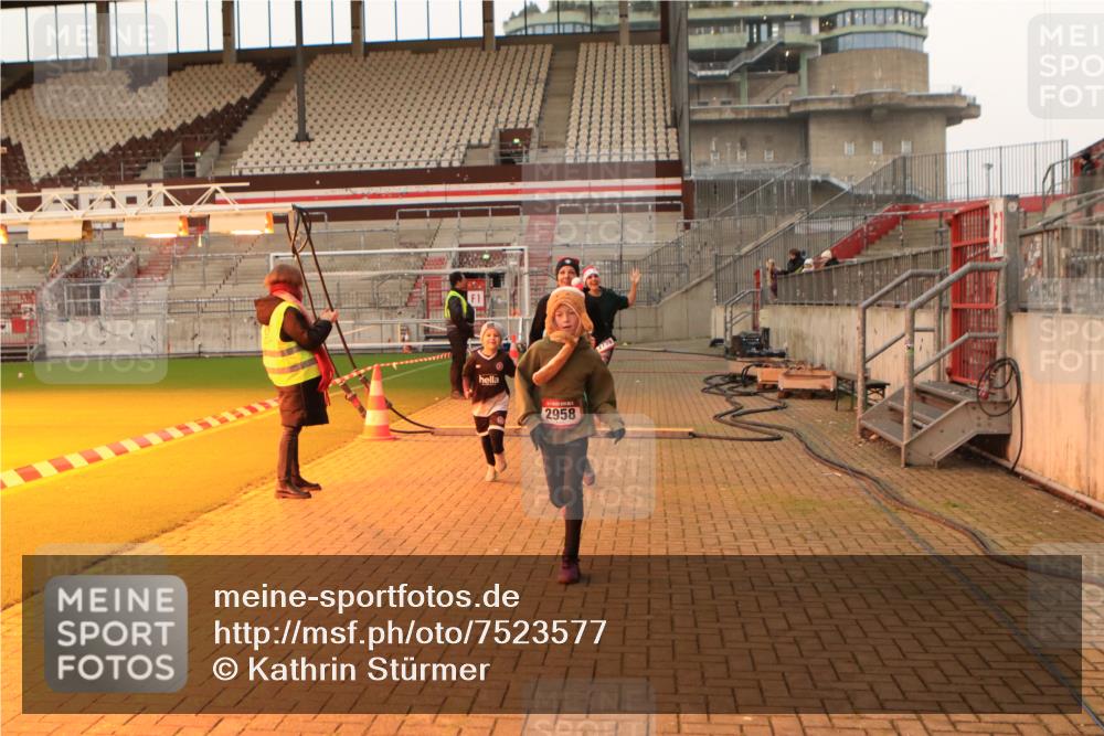 08.12.2024 - St. Pauli X-Mass-Run No. 14 Kathrin Stürmer Photography http://msf.ph/oto/7523577 08.12.2024 09:59:46 Ziel 123, 2739, 2932, 2958, 3294 meine-sportfotos.de
