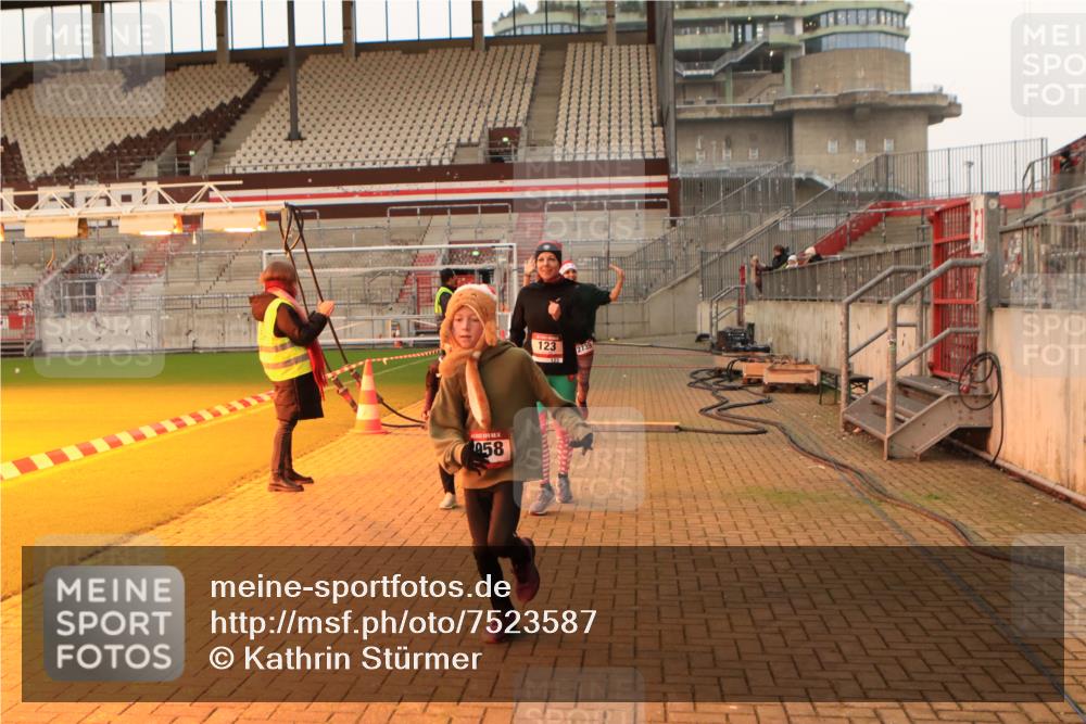 08.12.2024 - St. Pauli X-Mass-Run No. 14 Kathrin Stürmer Photography http://msf.ph/oto/7523587 08.12.2024 09:59:47 Ziel 123, 2739, 2958, 3294 meine-sportfotos.de
