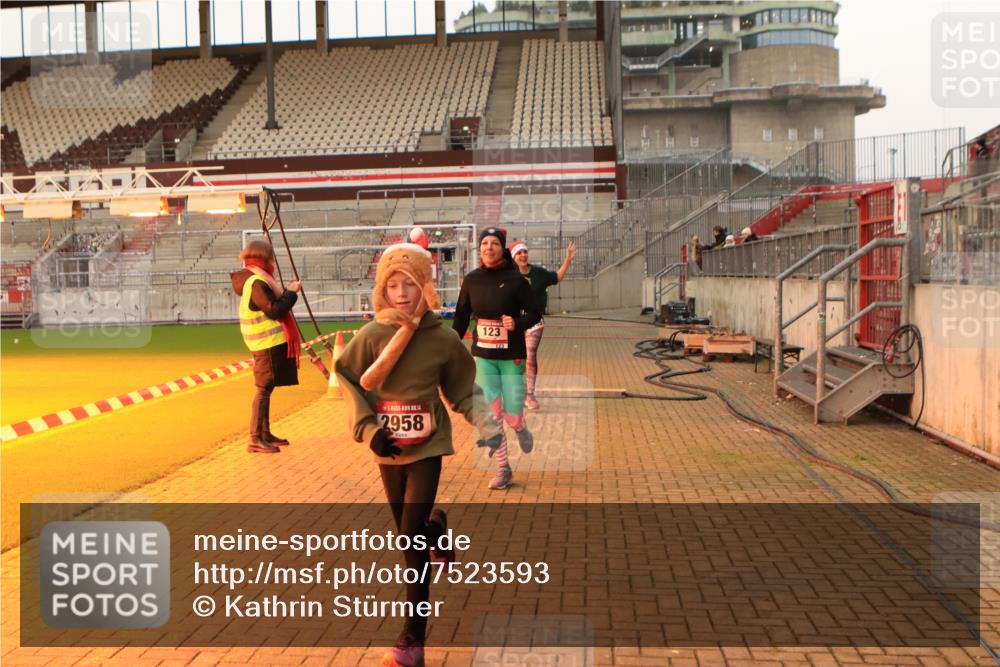 08.12.2024 - St. Pauli X-Mass-Run No. 14 Kathrin Stürmer Photography http://msf.ph/oto/7523593 08.12.2024 09:59:47 Ziel 123, 2739, 2958, 3294 meine-sportfotos.de