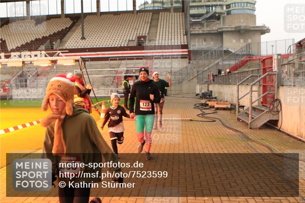 08.12.2024 - St. Pauli X-Mass-Run No. 14 Kathrin Stürmer Photography http://msf.ph/oto/7523599 08.12.2024 09:59:47 Ziel 123, 2739, 2958, 3294 meine-sportfotos.de