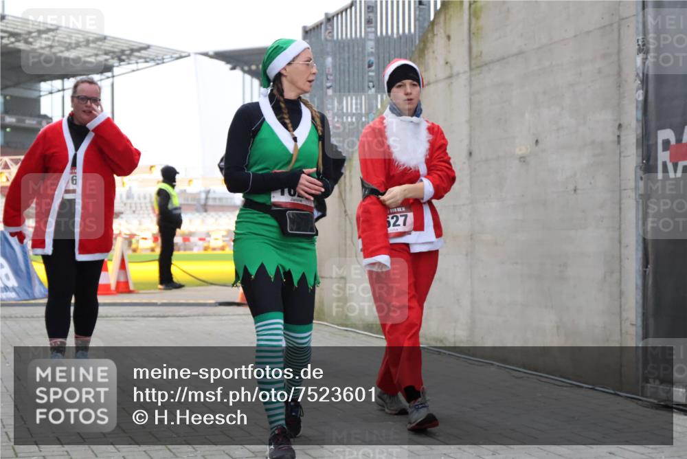 08.12.2024 - St. Pauli X-Mass-Run No. 14 H.Heesch http://msf.ph/oto/7523601 08.12.2024 10:45:14 Ziel 1598, 3428, 3430, 3443, 637, 744, 1028, 1527, 3428, 3430 meine-sportfotos.de