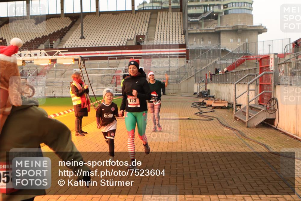 08.12.2024 - St. Pauli X-Mass-Run No. 14 Kathrin Stürmer Photography http://msf.ph/oto/7523604 08.12.2024 09:59:48 Ziel 123, 2739, 2958, 3294 meine-sportfotos.de