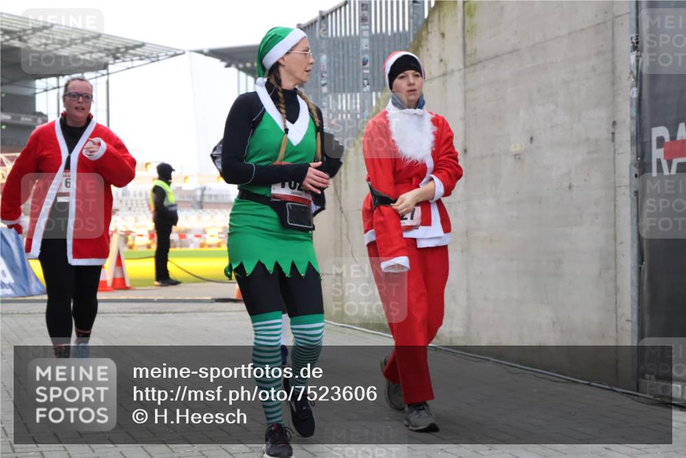 08.12.2024 - St. Pauli X-Mass-Run No. 14 H.Heesch http://msf.ph/oto/7523606 08.12.2024 10:45:15 Ziel 1598, 3428, 3430, 3443, 637, 744, 1028, 1527 meine-sportfotos.de