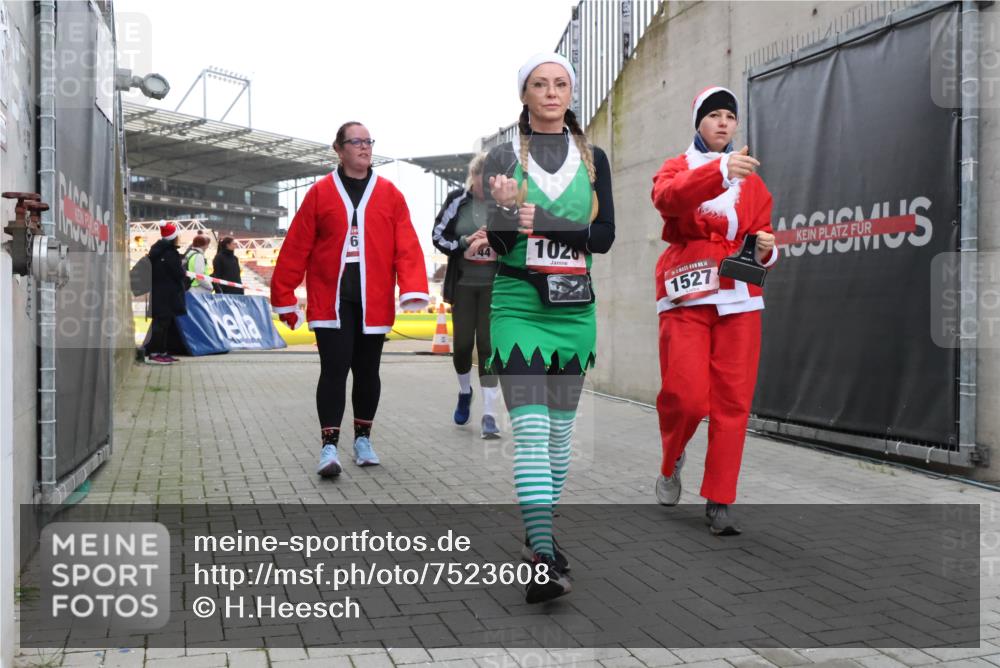 08.12.2024 - St. Pauli X-Mass-Run No. 14 H.Heesch http://msf.ph/oto/7523608 08.12.2024 10:45:16 Ziel 1598, 3428, 3430, 3443, 637, 744, 1028, 1527 meine-sportfotos.de