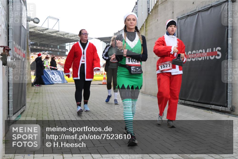 08.12.2024 - St. Pauli X-Mass-Run No. 14 H.Heesch http://msf.ph/oto/7523610 08.12.2024 10:45:17 Ziel 1527, 1598, 3428, 3430, 3443, 637, 744, 1028, 1527 meine-sportfotos.de