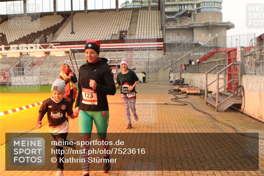 08.12.2024 - St. Pauli X-Mass-Run No. 14 Kathrin Stürmer Photography http://msf.ph/oto/7523616 08.12.2024 09:59:48 Ziel 123, 2739, 2958, 3294 meine-sportfotos.de