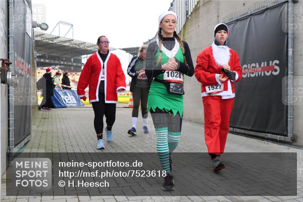 08.12.2024 - St. Pauli X-Mass-Run No. 14 H.Heesch http://msf.ph/oto/7523618 08.12.2024 10:45:17 Ziel 1527, 1598, 3428, 3430, 3443, 637, 744, 1028, 1527 meine-sportfotos.de