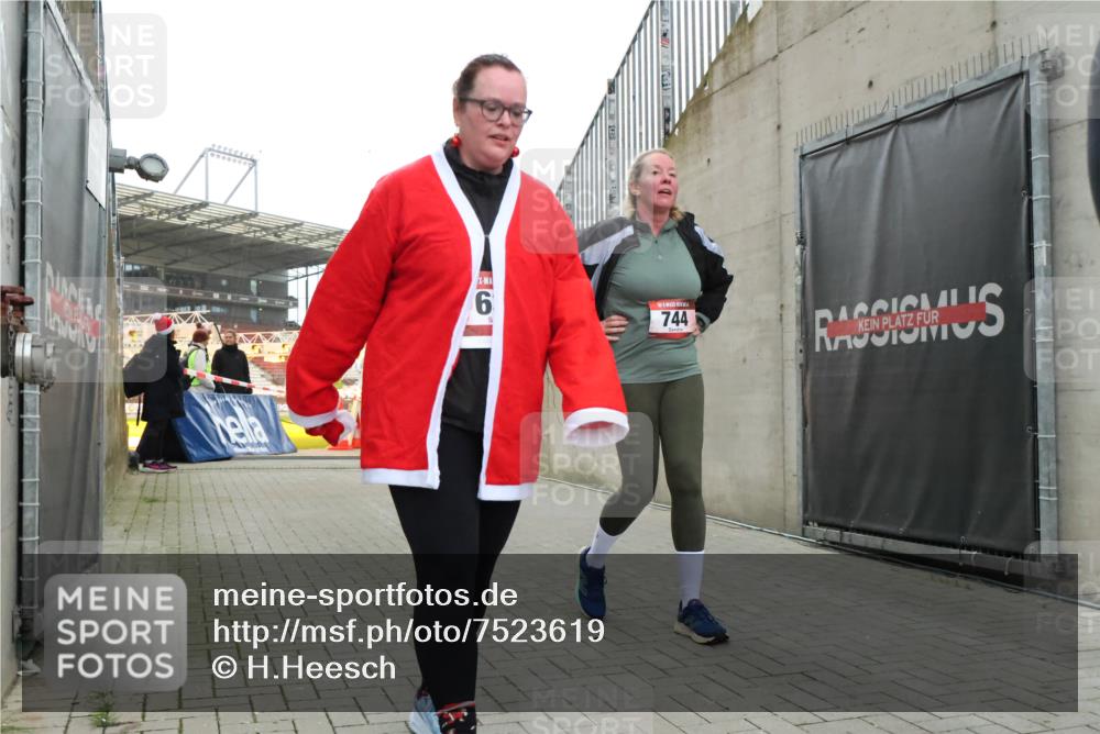 08.12.2024 - St. Pauli X-Mass-Run No. 14 H.Heesch http://msf.ph/oto/7523619 08.12.2024 10:45:19 Ziel 637, 1527, 1598, 3428, 3430, 3443, 637, 744, 984, 1028, 1527 meine-sportfotos.de