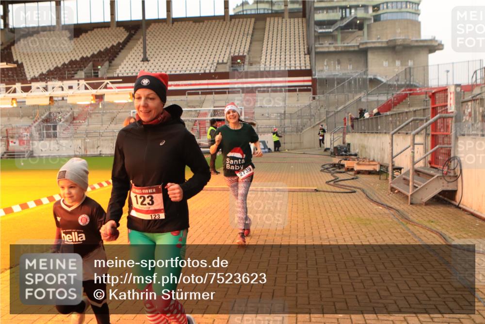 08.12.2024 - St. Pauli X-Mass-Run No. 14 Kathrin Stürmer Photography http://msf.ph/oto/7523623 08.12.2024 09:59:48 Ziel 123, 2739, 2958, 3294 meine-sportfotos.de