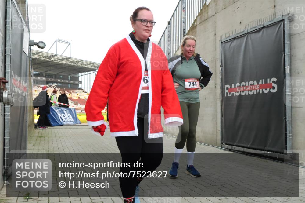 08.12.2024 - St. Pauli X-Mass-Run No. 14 H.Heesch http://msf.ph/oto/7523627 08.12.2024 10:45:19 Ziel 637, 1527, 1598, 3428, 3430, 3443, 637, 744, 984, 1028, 1527 meine-sportfotos.de