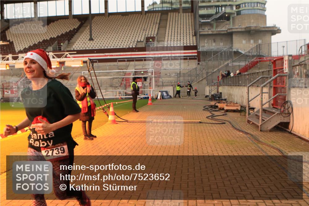 08.12.2024 - St. Pauli X-Mass-Run No. 14 Kathrin Stürmer Photography http://msf.ph/oto/7523652 08.12.2024 09:59:50 Ziel 123, 2739, 2958, 3294 meine-sportfotos.de
