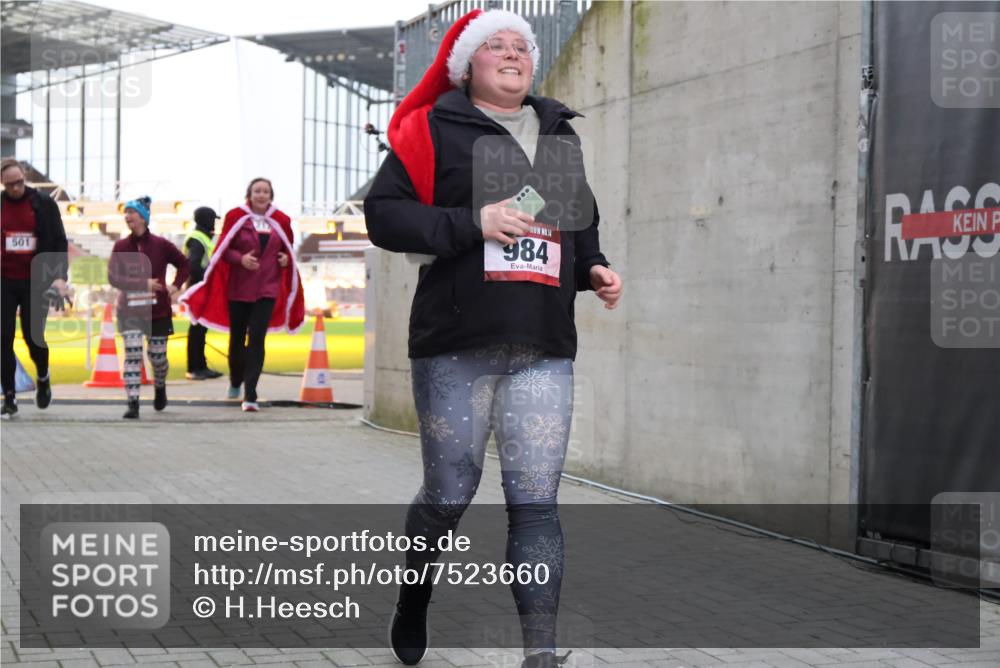 08.12.2024 - St. Pauli X-Mass-Run No. 14 H.Heesch http://msf.ph/oto/7523660 08.12.2024 10:45:26 Ziel 637, 744, 1028, 1527, 3428, 3430, 501, 984, 1217 meine-sportfotos.de