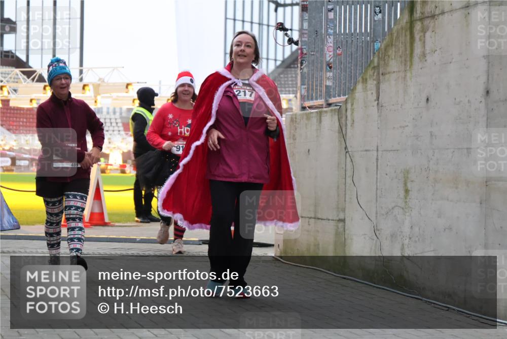 08.12.2024 - St. Pauli X-Mass-Run No. 14 H.Heesch http://msf.ph/oto/7523663 08.12.2024 10:45:28 Ziel 637, 744, 984, 1028, 1527, 489, 501, 914, 984, 1217 meine-sportfotos.de