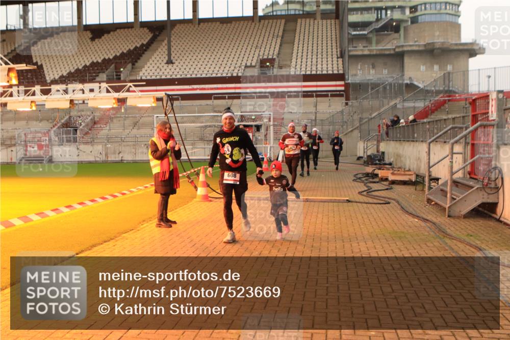 08.12.2024 - St. Pauli X-Mass-Run No. 14 Kathrin Stürmer Photography http://msf.ph/oto/7523669 08.12.2024 10:00:02 Ziel 174, 259, 608, 3013, 3015 meine-sportfotos.de