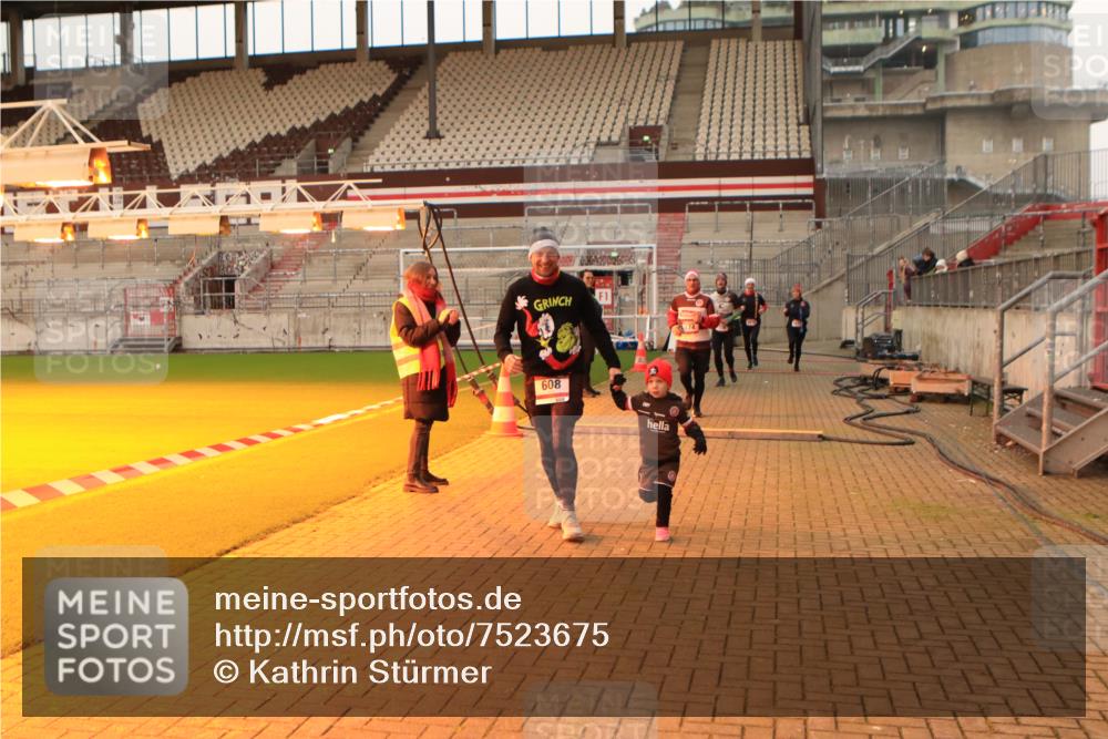 08.12.2024 - St. Pauli X-Mass-Run No. 14 Kathrin Stürmer Photography http://msf.ph/oto/7523675 08.12.2024 10:00:02 Ziel 174, 259, 608, 3013, 3015 meine-sportfotos.de
