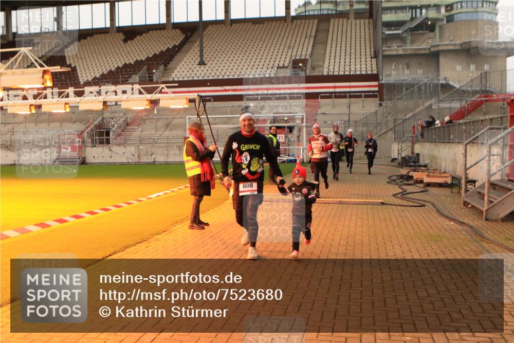 08.12.2024 - St. Pauli X-Mass-Run No. 14 Kathrin Stürmer Photography http://msf.ph/oto/7523680 08.12.2024 10:00:02 Ziel 174, 259, 608, 3013, 3015 meine-sportfotos.de