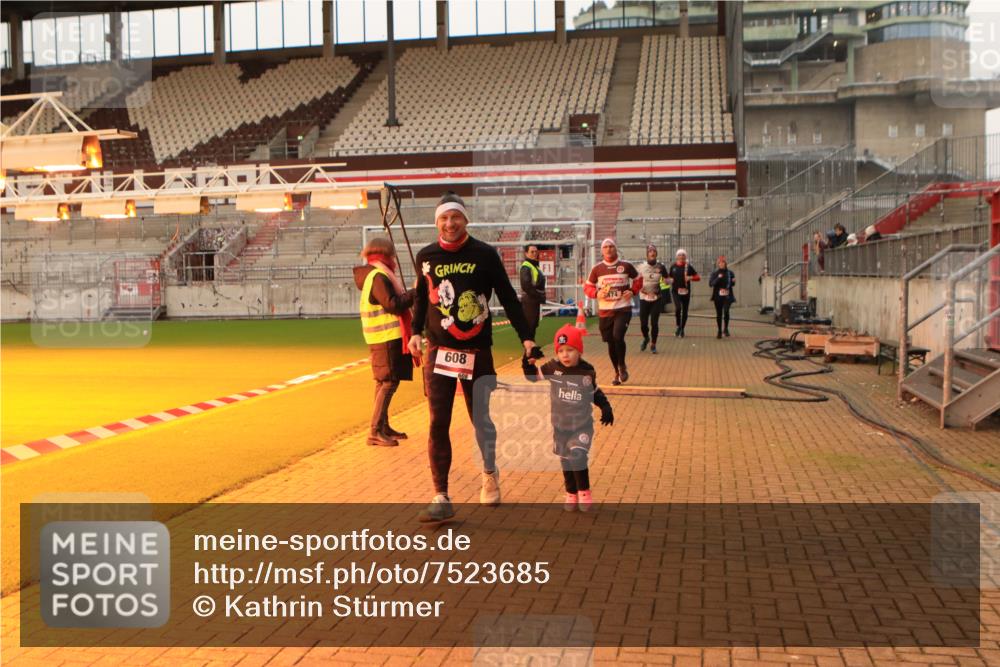 08.12.2024 - St. Pauli X-Mass-Run No. 14 Kathrin Stürmer Photography http://msf.ph/oto/7523685 08.12.2024 10:00:02 Ziel 174, 259, 608, 3013, 3015 meine-sportfotos.de