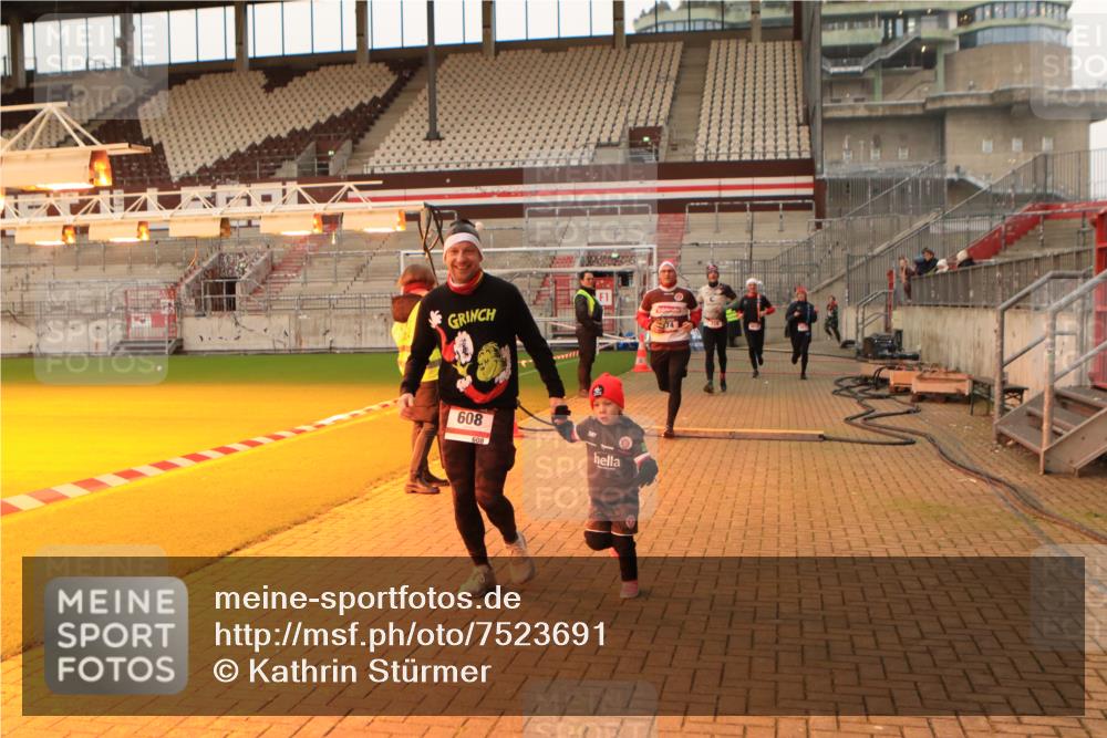08.12.2024 - St. Pauli X-Mass-Run No. 14 Kathrin Stürmer Photography http://msf.ph/oto/7523691 08.12.2024 10:00:02 Ziel 174, 259, 608, 3013, 3015 meine-sportfotos.de