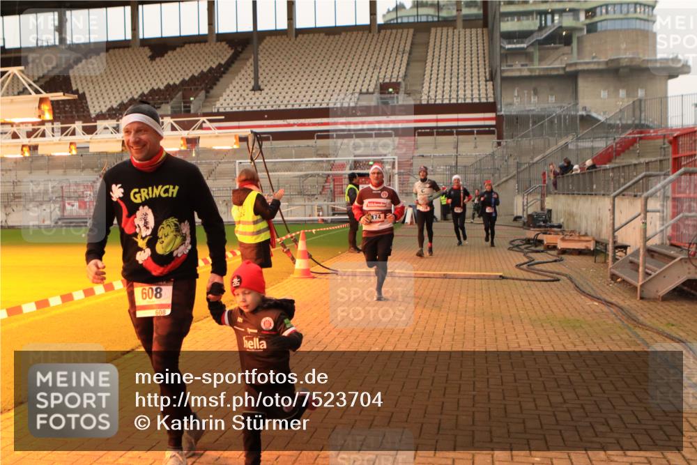 08.12.2024 - St. Pauli X-Mass-Run No. 14 Kathrin Stürmer Photography http://msf.ph/oto/7523704 08.12.2024 10:00:03 Ziel 174, 259, 608, 3013, 3015, 3172 meine-sportfotos.de