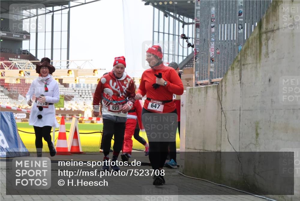 08.12.2024 - St. Pauli X-Mass-Run No. 14 H.Heesch http://msf.ph/oto/7523708 08.12.2024 10:45:41 Ziel 489, 501, 914, 984, 1217, 647, 922, 1215, 1225, 1229, 2649, 2651 meine-sportfotos.de