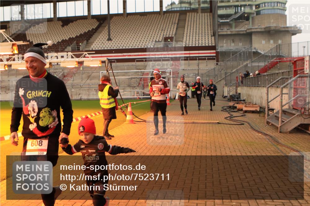 08.12.2024 - St. Pauli X-Mass-Run No. 14 Kathrin Stürmer Photography http://msf.ph/oto/7523711 08.12.2024 10:00:03 Ziel 174, 259, 608, 3013, 3015, 3172 meine-sportfotos.de