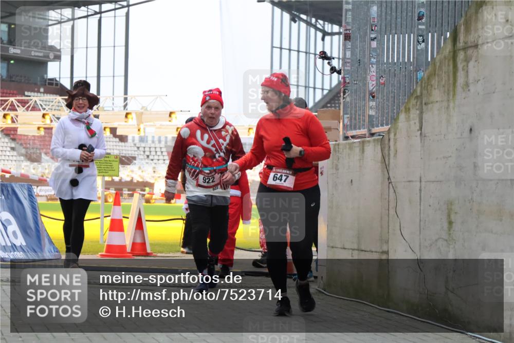 08.12.2024 - St. Pauli X-Mass-Run No. 14 H.Heesch http://msf.ph/oto/7523714 08.12.2024 10:45:41 Ziel 489, 501, 914, 984, 1217, 647, 922, 1215, 1225, 1229, 2649, 2651 meine-sportfotos.de