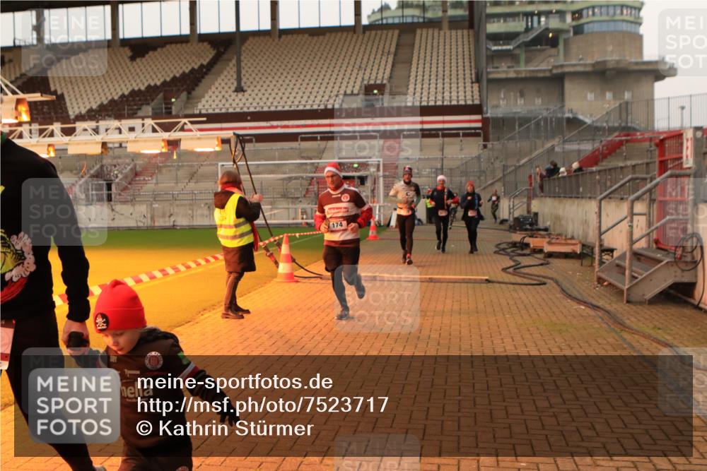 08.12.2024 - St. Pauli X-Mass-Run No. 14 Kathrin Stürmer Photography http://msf.ph/oto/7523717 08.12.2024 10:00:04 Ziel 174, 259, 608, 3013, 3015, 3170, 3172 meine-sportfotos.de