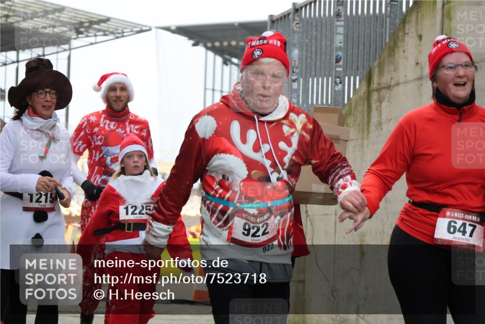 08.12.2024 - St. Pauli X-Mass-Run No. 14 H.Heesch http://msf.ph/oto/7523718 08.12.2024 10:45:45 Ziel 489, 501, 914, 1217, 647, 922, 1215, 1225, 1229, 2649, 2651 meine-sportfotos.de