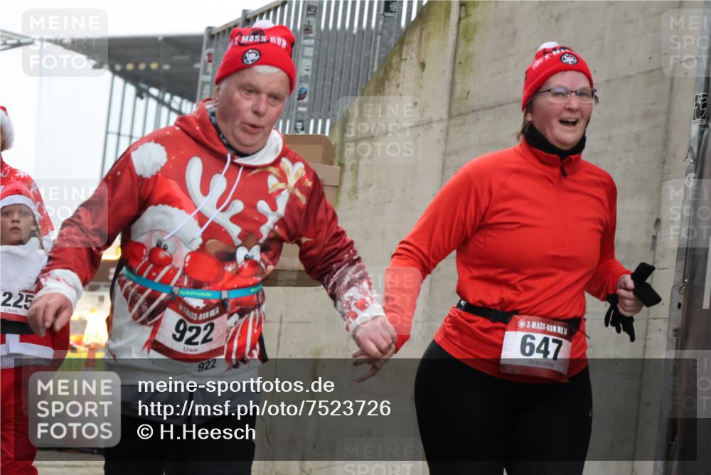 08.12.2024 - St. Pauli X-Mass-Run No. 14 H.Heesch http://msf.ph/oto/7523726 08.12.2024 10:45:45 Ziel 489, 501, 914, 1217, 647, 922, 1215, 1225, 1229, 2649, 2651 meine-sportfotos.de