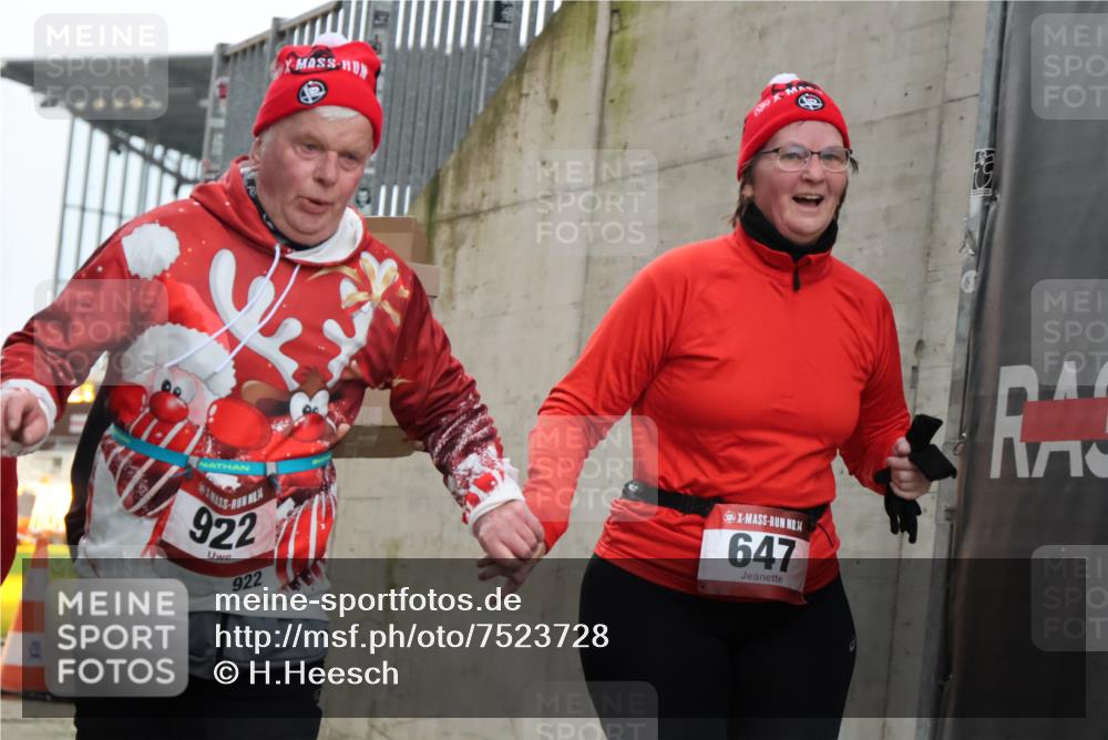 08.12.2024 - St. Pauli X-Mass-Run No. 14 H.Heesch http://msf.ph/oto/7523728 08.12.2024 10:45:46 Ziel 489, 501, 647, 914, 922, 1217, 647, 922, 1215, 1225, 1229, 2649, 2651 meine-sportfotos.de