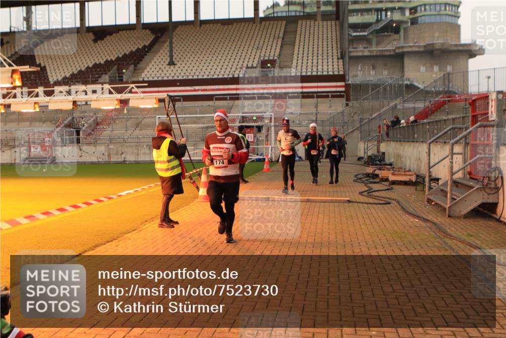 08.12.2024 - St. Pauli X-Mass-Run No. 14 Kathrin Stürmer Photography http://msf.ph/oto/7523730 08.12.2024 10:00:04 Ziel 174, 259, 608, 3013, 3015, 3170, 3172 meine-sportfotos.de