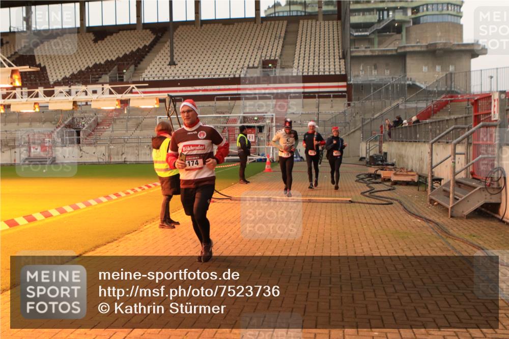 08.12.2024 - St. Pauli X-Mass-Run No. 14 Kathrin Stürmer Photography http://msf.ph/oto/7523736 08.12.2024 10:00:04 Ziel 174, 259, 608, 3013, 3015, 3170, 3172 meine-sportfotos.de