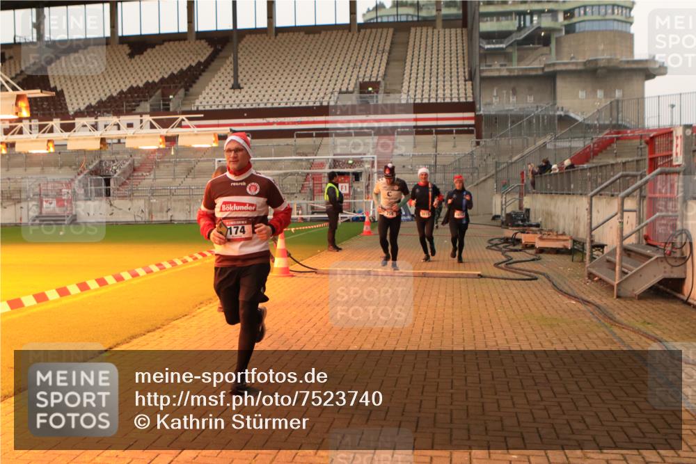 08.12.2024 - St. Pauli X-Mass-Run No. 14 Kathrin Stürmer Photography http://msf.ph/oto/7523740 08.12.2024 10:00:05 Ziel 174, 259, 608, 3013, 3015, 3170, 3172 meine-sportfotos.de