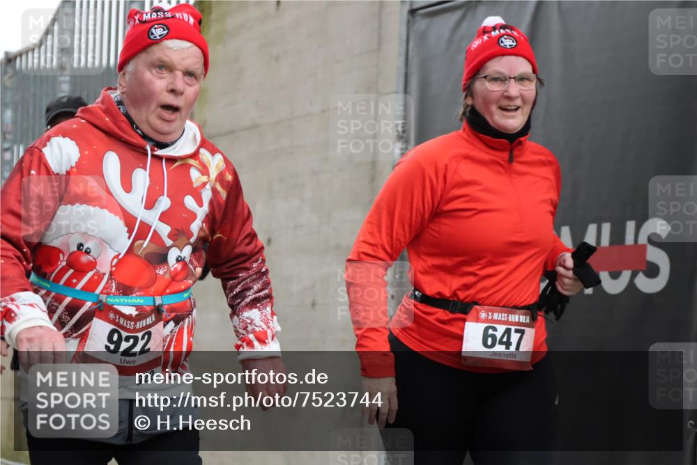 08.12.2024 - St. Pauli X-Mass-Run No. 14 H.Heesch http://msf.ph/oto/7523744 08.12.2024 10:45:46 Ziel 489, 501, 647, 914, 922, 1217, 647, 922, 1215, 1225, 1229, 2649, 2651 meine-sportfotos.de